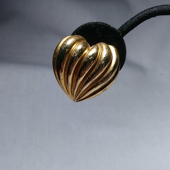 Vintage Avon Bold Heart Pierced Earrings - Picture 3 of 6